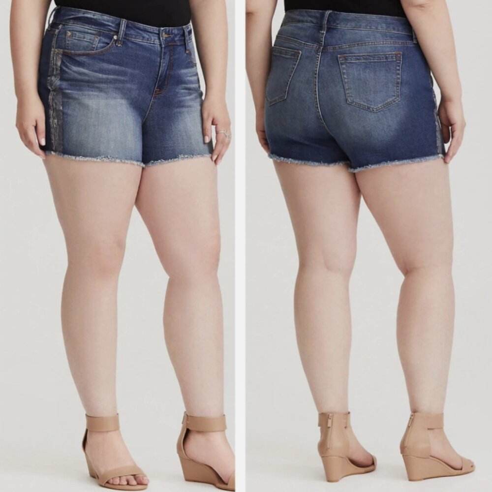 New Torrid Medium Wash Davenport Metallic Frayed‎ Hem Denim Shorts size 18